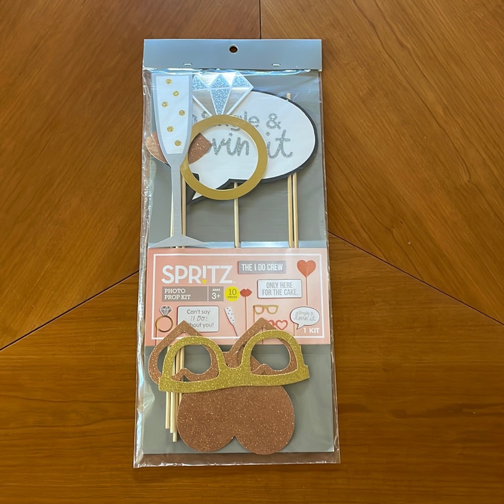 Spritz 10 piece wedding photo prop kit